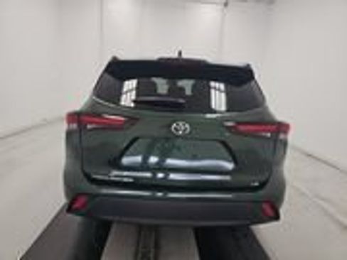 Used 2025 Toyota Highlander LE FWD image 5