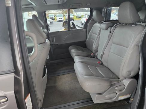 Used 2017 Toyota Sienna XLE image 18