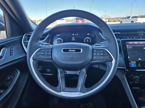 Used 2024 Jeep Grand Cherokee Limited image 14