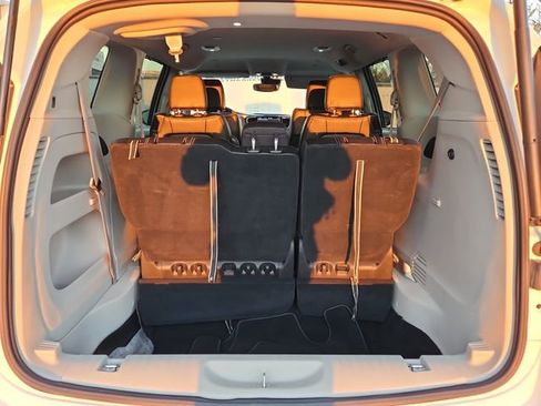 Used 2024 Chrysler Pacifica Touring-L image 17