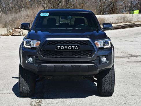 Used 2017 Toyota Tacoma TRD Off-Road AWD/4WD image 4