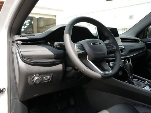 New 2026 Jeep Compass Latitude image 13