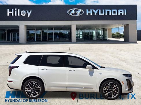 Used 2023 Cadillac XT6 Sport w/ Technology Package AWD/4WD image 3