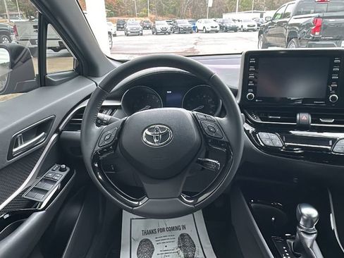 Used 2022 Toyota C-HR XLE image 17