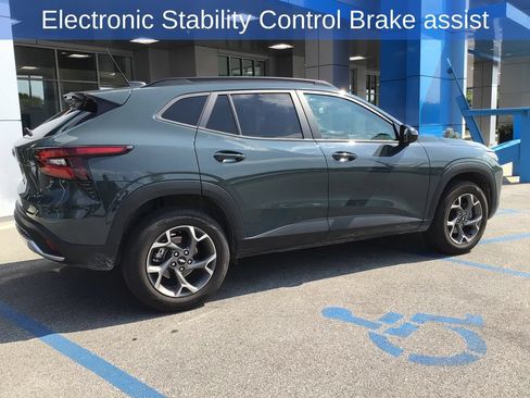 Used 2025 Chevrolet Trax LT FWD image 12