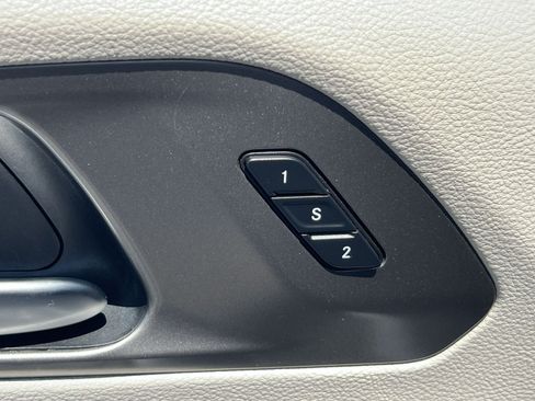Used 2023 Chrysler Pacifica Touring-L FWD image 32