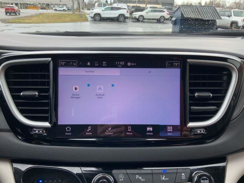 Used 2024 Chrysler Pacifica Touring-L FWD image 13