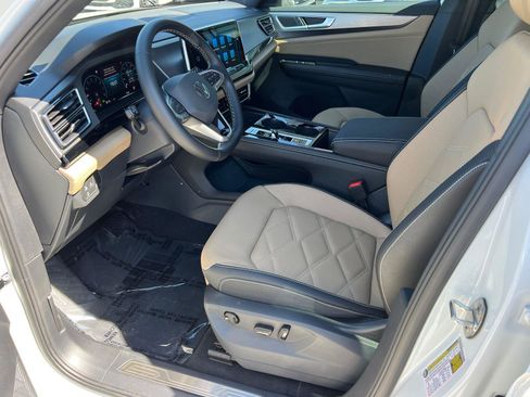 Used 2025 Volkswagen Atlas Cross Sport SE FWD image 9