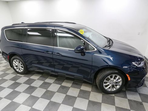 Used 2022 Chrysler Pacifica Touring-L image 5
