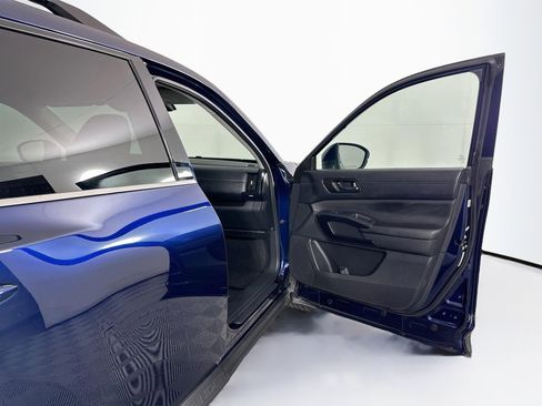 Used 2025 Nissan Pathfinder SV FWD image 33