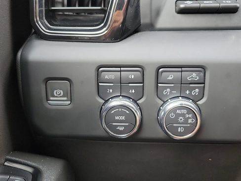 Used 2023 GMC Sierra 1500 AT4 w/ AT4 Premium Package AWD/4WD image 14