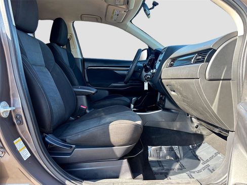 Used 2020 Mitsubishi Outlander ES image 29