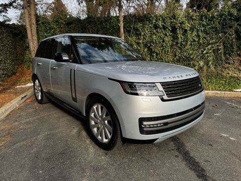 Used 2025 Land Rover Range Rover SE image 3