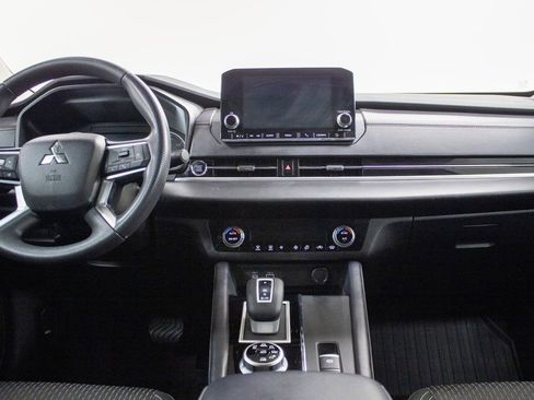 Used 2024 Mitsubishi Outlander ES image 3