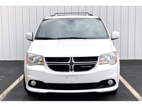 Used 2019 Dodge Grand Caravan SXT image 2