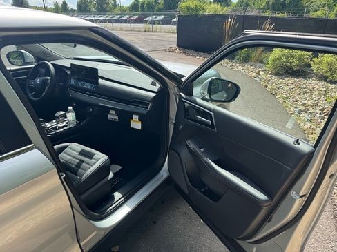 New 2025 Mitsubishi Outlander SE image 11