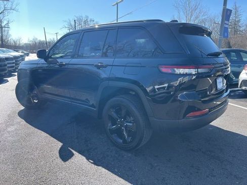 Used 2025 Jeep Grand Cherokee Altitude image 32