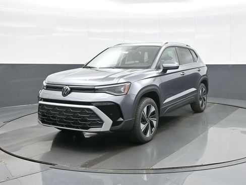New 2026 Volkswagen Taos SE image 3