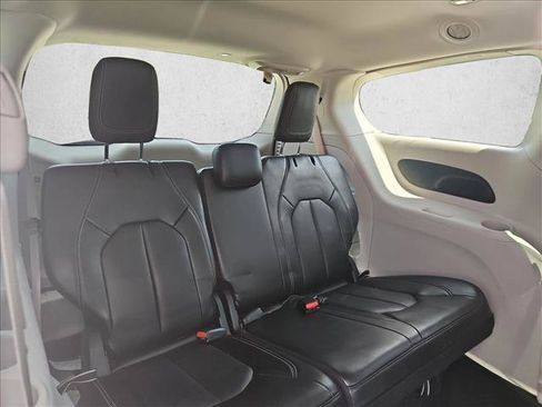 Used 2024 Chrysler Pacifica Touring-L FWD image 16