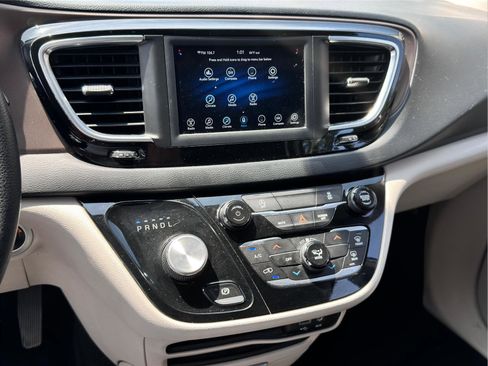 Used 2020 Chrysler Voyager L image 13