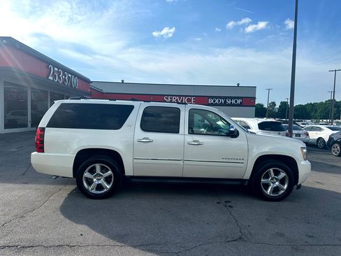 Used 2014 Chevrolet Suburban LTZ image 2