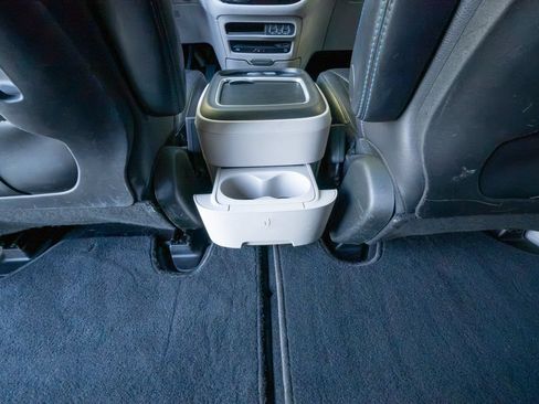 Used 2021 Chrysler Pacifica Touring-L w/ Uconnect Theater Family Group FWD image 19