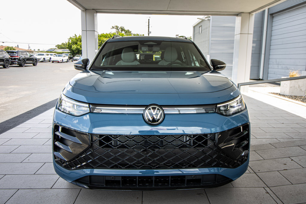 New 2026 Volkswagen Tiguan SE R-Line FWD image 9