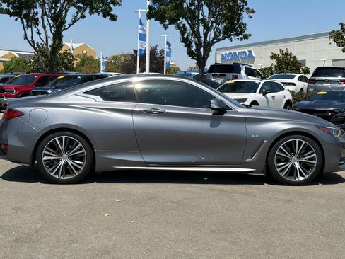 Used 2019 INFINITI Q60 3.0t Luxe w/ Essential Package RWD image 3