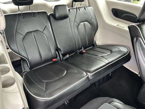 Used 2023 Chrysler Pacifica Limited FWD image 15