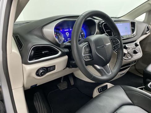 Used 2024 Chrysler Pacifica Touring-L FWD image 2