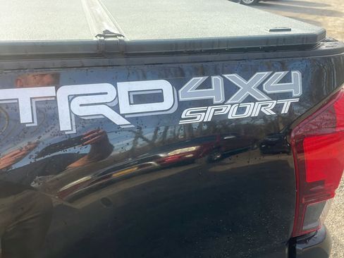 Used 2018 Toyota Tacoma TRD Sport image 19
