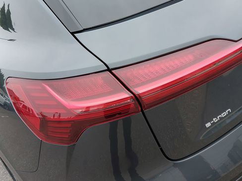 Certified 2023 Audi e-tron Premium Plus w/ Premium Plus Package AWD/4WD image 38