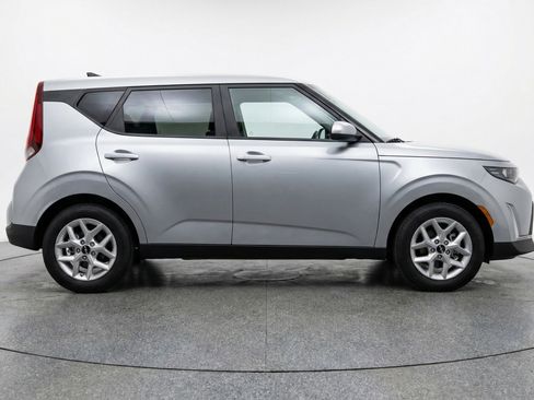 Used 2025 Kia Soul LX w/ LX Technology Package FWD image 11