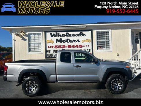 Used 2019 Toyota Tacoma SR image 1