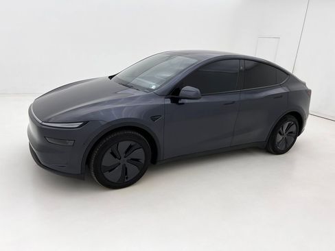 Used 2026 Tesla Model Y Long Range image 8