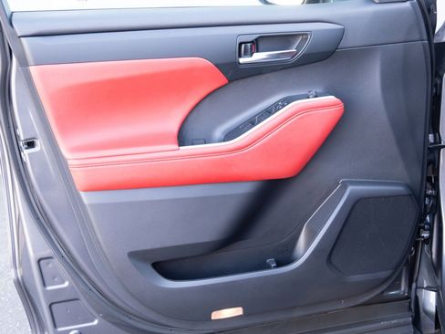 Used 2022 Toyota Highlander XSE image 16