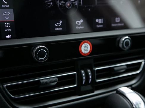 Certified 2025 Porsche Macan image 27