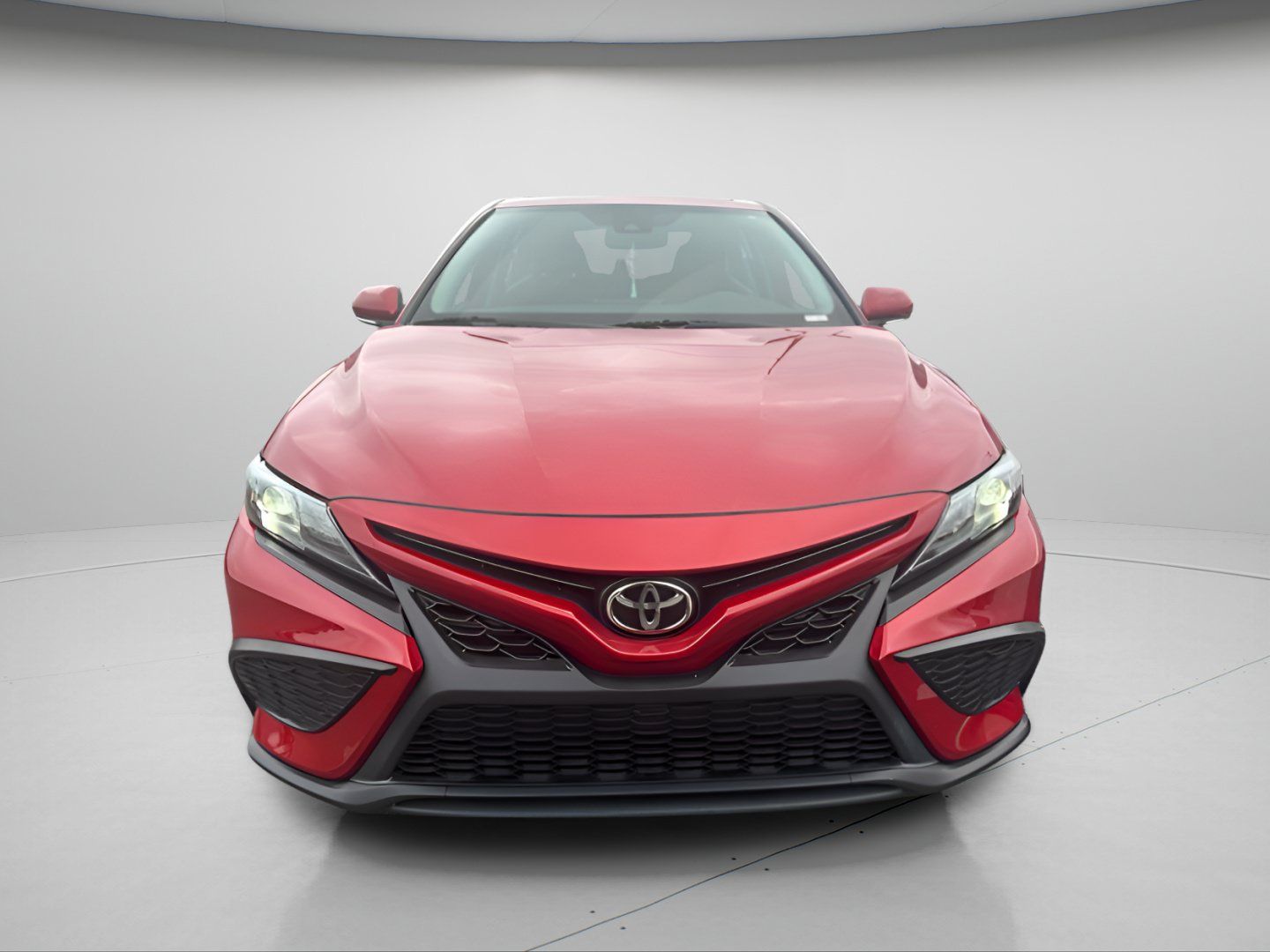 Used 2021 Toyota Camry SE w/ Convenience Package FWD image 2