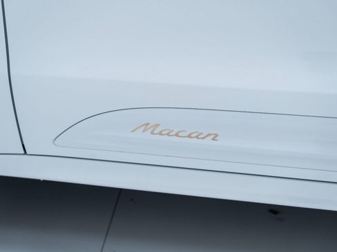 Certified 2026 Porsche Macan AWD/4WD image 13