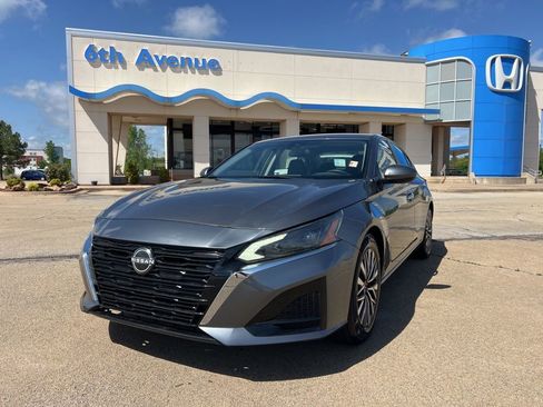 Used 2023 Nissan Altima 2.5 SV FWD image 1