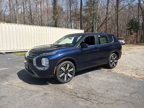 New 2026 Mitsubishi Outlander FWD image 2