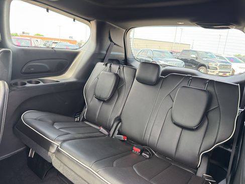 Used 2024 Chrysler Pacifica Limited w/ S Appearance Package FWD image 36