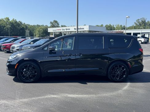 Used 2025 Chrysler Pacifica Limited FWD image 8