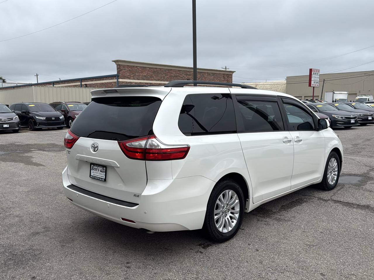 Used 2017 Toyota Sienna XLE w/ XLE Navigation Package FWD image 8