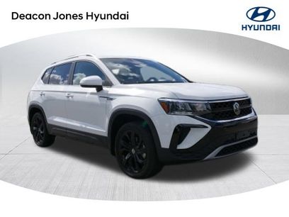 Used 2023 Volkswagen Taos SE w/ Black Wheel Package