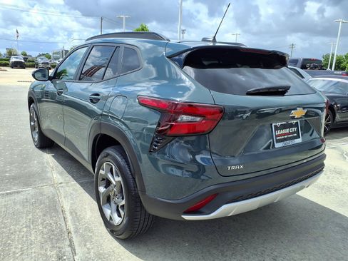 Used 2025 Chevrolet Trax LT FWD image 2