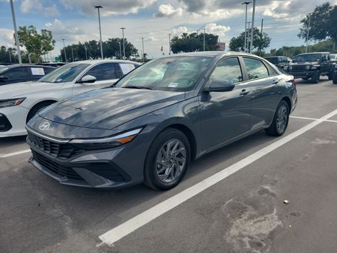 Used 2026 Hyundai Elantra Hybrid FWD image 4