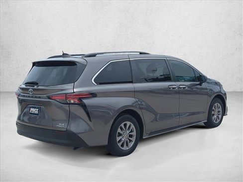 Used 2022 Toyota Sienna XLE FWD image 5