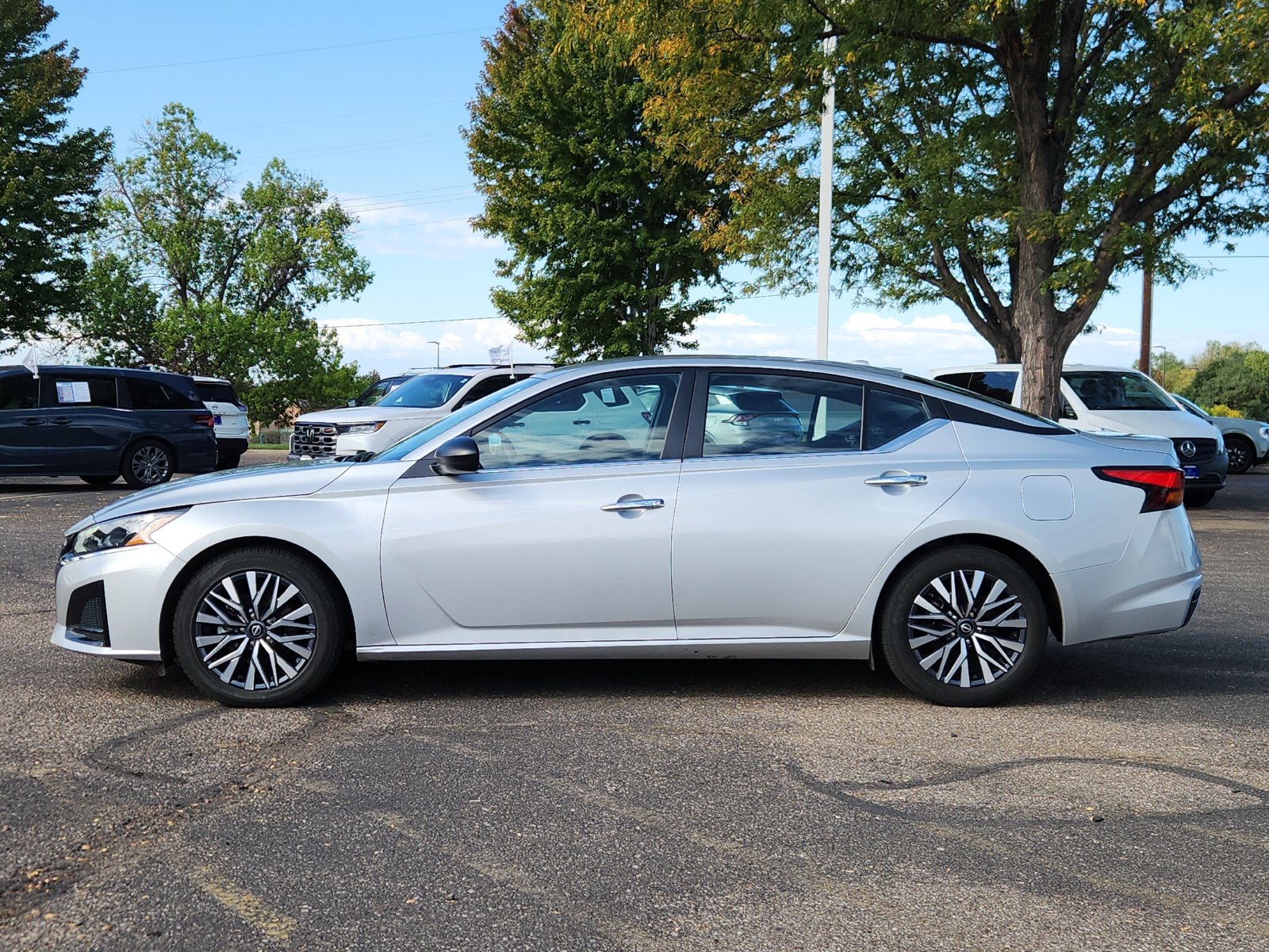 Used 2025 Nissan Altima 2.5 SV FWD image 2