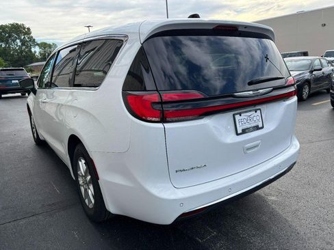Used 2024 Chrysler Pacifica Touring-L FWD image 6